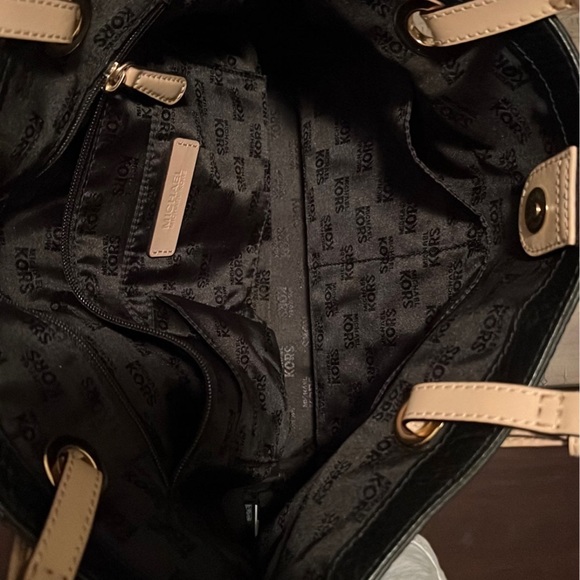 Micheal Kors Purse - Picture 2 of 2